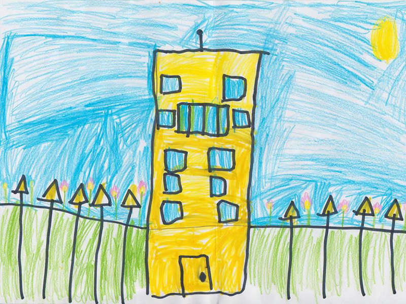 Desenho de prédio amarelo, em que se vê portão com ponta de lança, gramado e flores, e ao fundo o céu azul e o sol