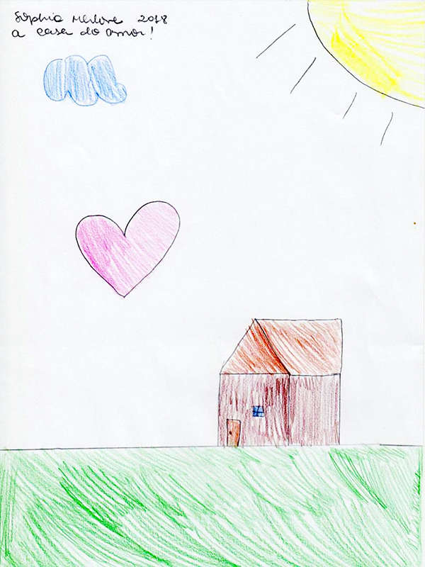 Desenho de casa marrom sobre chão verde, com sol, nuvem e coração ao fundo, com a inscrição "A casa do amor!"