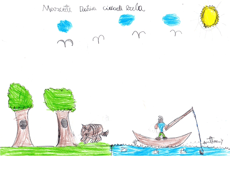 Desenho em lápis de cor que representa o meio ambiente na cidade de Mascote (BA), em que se vê o céu com pássaros, nuvens e sol, um gramado com duas árvores e um tatu, e um rio com peixes e com um pescador sobre uma canoa, utilizando um elmo