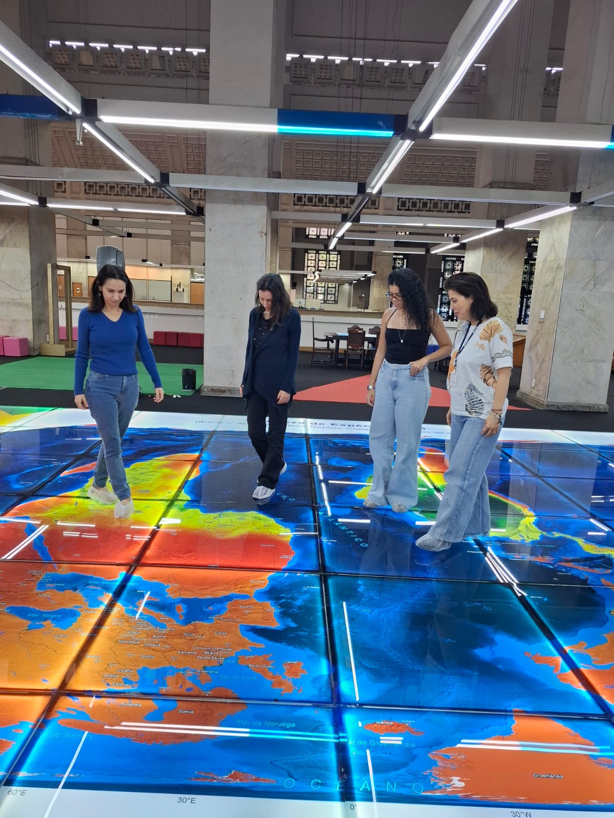 Jogadores da Expedição Mapa Múndi se movem sobre o mapa.