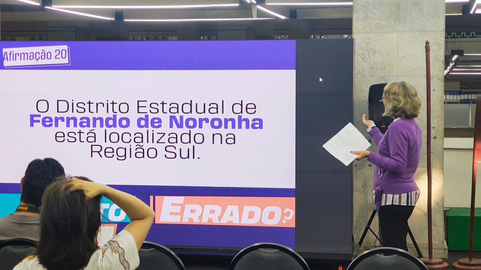 Aglaia Tavares, funcionária do IBGEeduca, ministra o jogo Certo ou Errado.