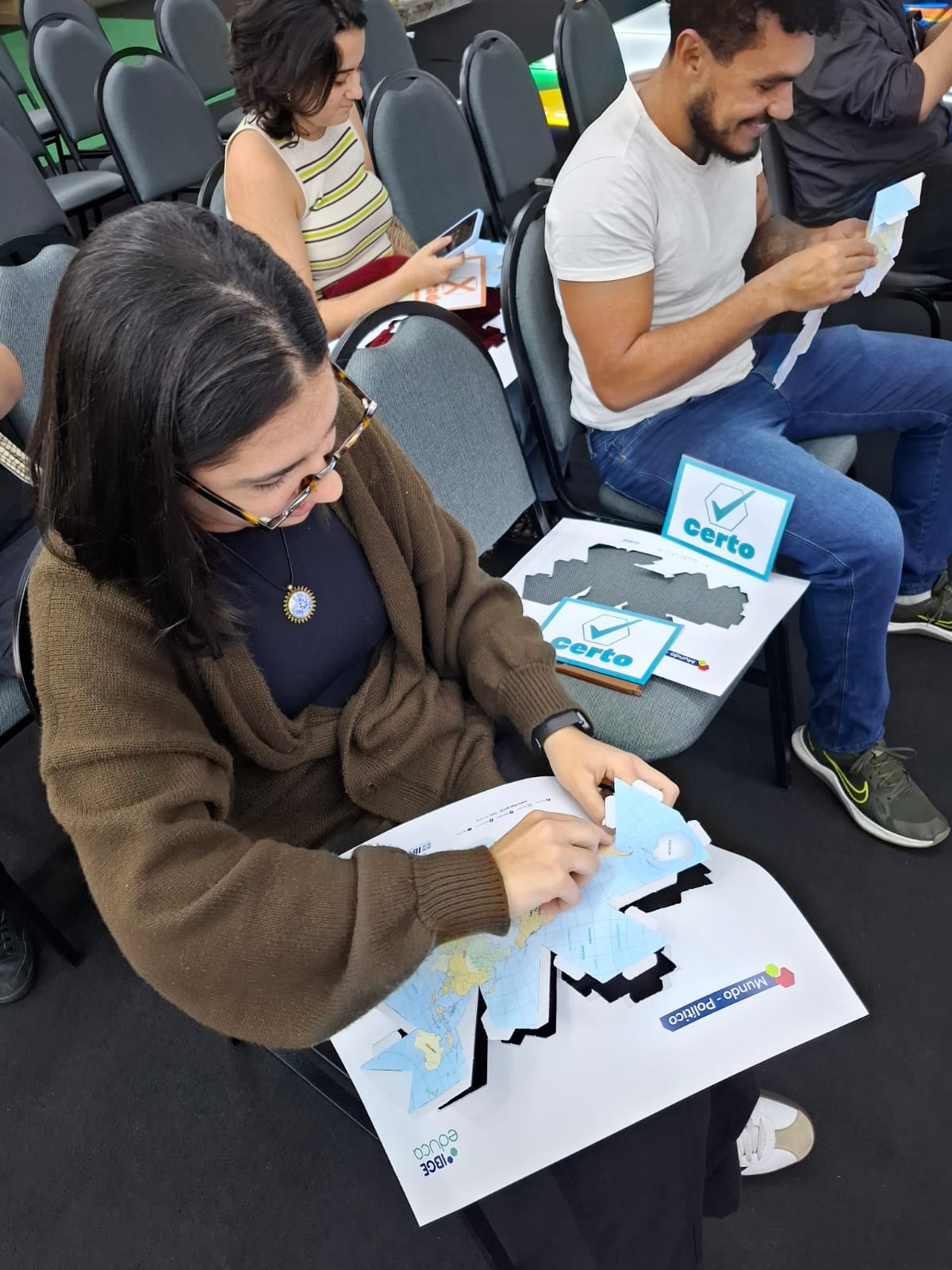 Visitantes da oficina montam um dos brindes distribuídos.