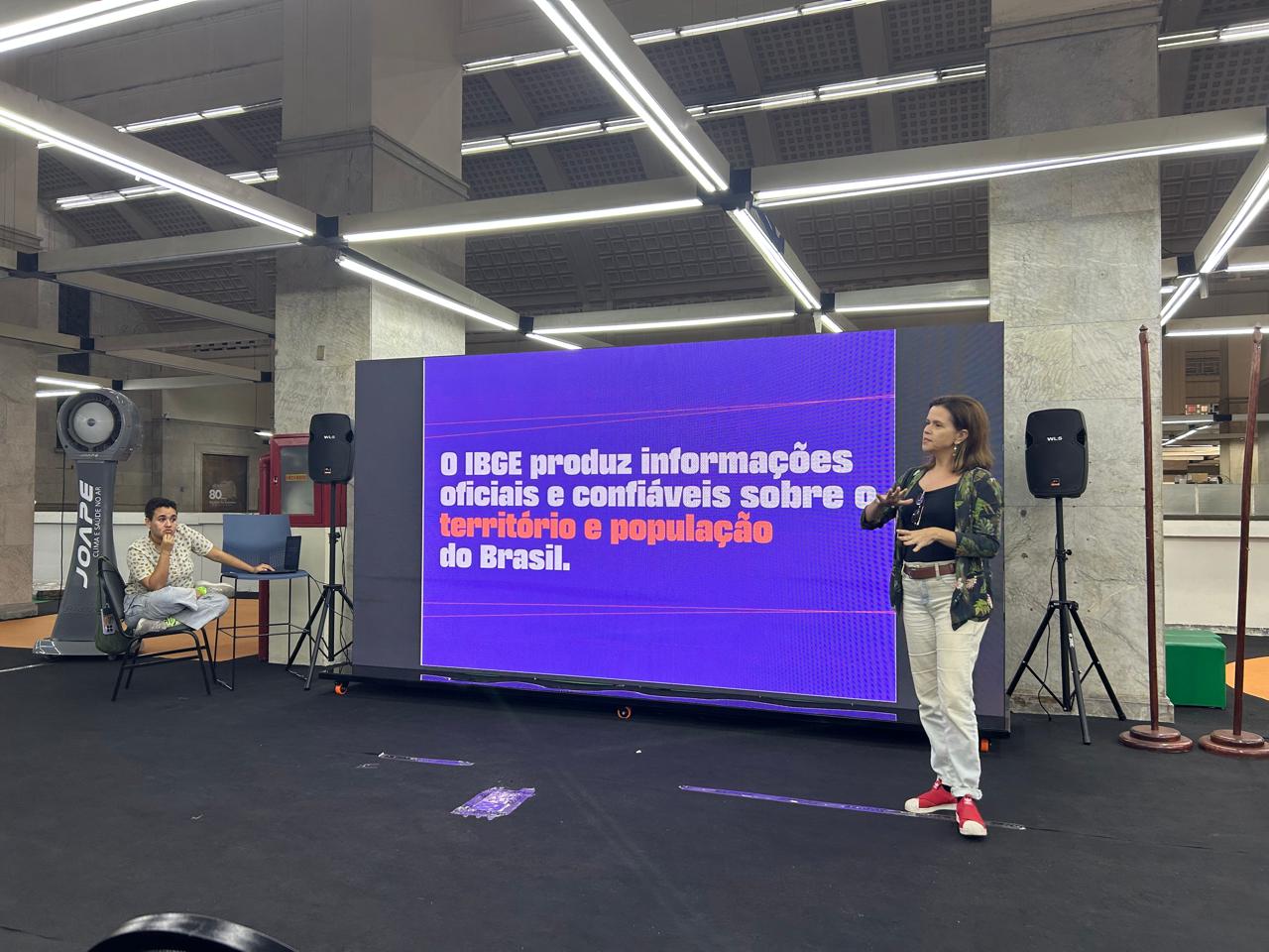 Renata Corrêa, funcionária do IBGEeduca, apresenta o IBGE na oficina.