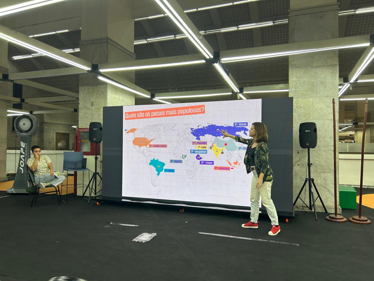 Renata Corrêa, funcionária do IBGEeduca, mostra o ranking de países com maior número de habitantes na oficina.